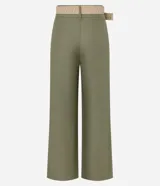Pantalón wide leg verde oliva de cintura alta, confeccionado en viscolino, con trabillas en la cintura, cierre tradicional y pliegues. Incluye cinturón de rafia artificial.