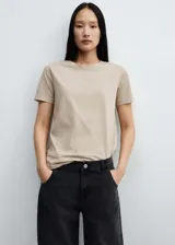Remera color beige de algodón, con cuello redondo y mangas cortas.