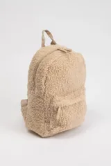 Mochila de tela sherpa color beige con correas ajustables y cierre de cremallera.