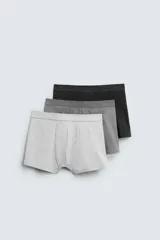 Pack de tres calzoncillos tipo bóxer en gris claro, gris oscuro y negro, con cintura elástica.