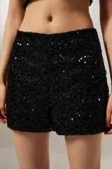 Short negro de poliéster con lentejuelas, corte ajustado y tiro alto.