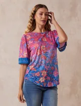 Blusa de modal estampado marca Ruby Rd, con mangas cortas terminadas en crochet.