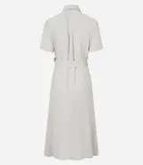Vestido midi color beige confeccionado en sarga, con cuello camisero, manga corta, abotonado frontal, bolsillos utilitarios en el pecho y lazo en la cintura.