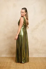 Vestido largo color verde metalizado, con escote en V pronunciado, tirantes anchos y falda holgada.