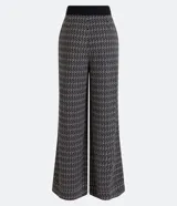 Pantalón wide leg de malla crepé con estampado geométrico en blanco y negro, cintura alta con doble abotonadura.