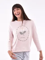 Remera blanca de manga larga con cuello redondo y estampado frontal con la frase "All my love darling" en color celeste.