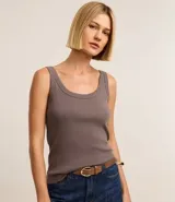 Musculosa gris con escote redondo.