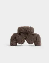Broche de pelo marrón chocolate con textura de peluche suave y diseño ondulado.