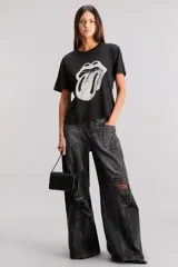 Remera negra de algodón con cuello redondo y mangas cortas. Estampado frontal y trasero con el logo de los Rolling Stones.