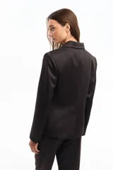 Blazer cruzado negro con calce adherente y detalle de hot fix en solapa, cuello y manga.