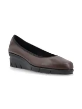 Zapato estilo ballerina color marrón, con taco corrido y punta semi redondeada. Confeccionado en cuero italiano, con calce elastizado, plantilla flexible y suela confortable.