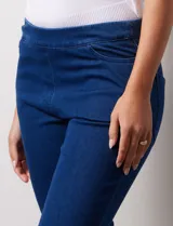 Jegging azul oscuro marca Zac & Rachel con pretina elastizada, bolsillos delanteros y traseros, y terminación bootcut.
