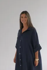 Vestido camisero largo azul marino de lino, con cuello camisero, mangas 3/4 con botón y bolsillos laterales.