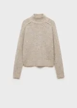 Sweater de punto grueso color crema, con cuello perkins y mangas largas.