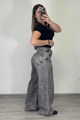 Pantalón de jean gris nevado, corte ancho y tiro medio.