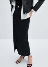 Falda midi de jean negro, de tiro medio, corte recto y abertura frontal.
