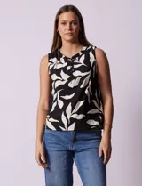 Blusa sin mangas de gasa estampada en blanco y negro, marca Floral & Ivy. Tiene cuello a la base y escote en V con botones.