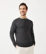 Sweater gris de tejido de punto con cuello redondo y mangas largas. Corte clásico.