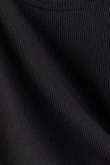 Musculosa negra de punto acanalado, corte entallado, con escote redondo tanto en la parte delantera como en la trasera.