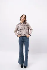 Pantalón de gabardina elastizada color azul marino, de corte acampanado con aberturas laterales con botones.