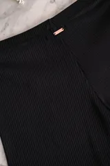 Short biker negro de calce ajustado, confeccionado en tejido de punto acanalado.