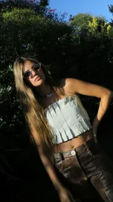 Top de cuero con tablitas, diseño sin mangas y ajuste elástico en la parte trasera.