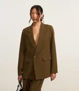 Blazer oversized color marrón con corte sastrero, solapas y cierre frontal con dos botones.
