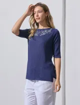 Remera azul con mangas 3/4 y detalle bordado en el escote.