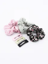 Set de seis accesorios para el pelo que incluye tres coleros de tela con textura arrugada en colores rosa, verde y negro con estampado floral, y tres broches rectangulares con clip en colores rosa, verde y negro.