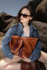 Parka de jean color azul con efecto desgastado, corte recto, cuello clásico, cierre frontal con botones, bolsillos laterales y en el pecho.