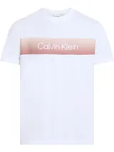 Remera blanca de algodón con cuello redondo y logo de Calvin Klein estampado en el pecho sobre una banda horizontal color rosa degradado.