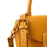 Cartera bandolera color suela, con solapa y diseño acolchado en símil cuero. Tiene un bolsillo interno con cierre, un bolsillo externo abierto, correa regulable y asa fija.