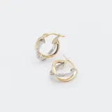 Aros dobles en oro de 9K, con diseño entrelazado en tonos dorado y plateado.