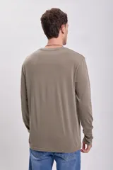 Remera manga larga color visón con efecto lavado.