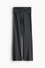 Pantalón de punto gris oscuro, de corte recto y cintura alta con banda ancha plegable.