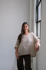 Blusa beige de lino con cuello redondo y mangas 3/4.