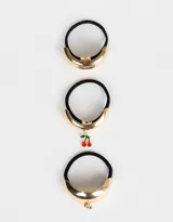 Set de tres gomitas de pelo elásticas negras con apliques dorados: dos con cuff de metal dorado y una con dije de cerezas.
