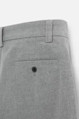 Pantalón gris de corte recto confeccionado en tejido con lana. Cuenta con bolsillos frontales y traseros de vivo con botón. Cierre frontal con cremallera y botón.