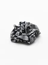 Coletero scrunchie con estampado animal print de serpiente en tonos grises y negros.