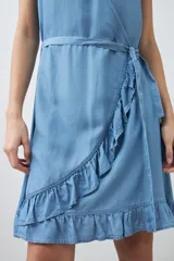 Vestido corto azul claro de lyocell, con corte cruzado, escote en V, mangas cortas con volados y lazo en la cintura.