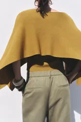 Top mostaza de punto con cuello redondo amplio y manga corta con tejido doble tipo capa.