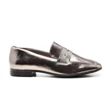 Zapato mocasín de charol negro, con detalle de antifaz y suela plana.