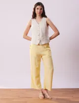 Pantalón capri amarillo de lino marca Zac & Rachel, con pretina elastizada, bolsillos delanteros y botones decorativos.