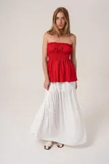 Strappless fruncido color rojo, suelto de la cintura hacia abajo.