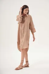 Vestido camisero color beige de lino, con mangas 3/4 y corte irregular.