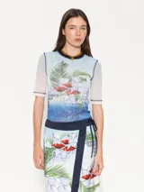 Top de punto con cuello redondo y mangas cortas. Estampado con palmeras, cubos de hielo y labios rojos.