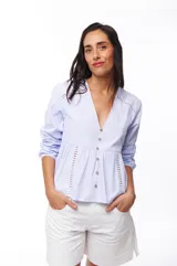 Blusa celeste a rayas verticales con escote en V, mangas largas y botones frontales.
