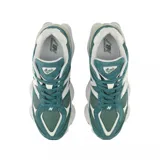 Championes urbanos New Balance modelo 9060, color verde azulado con detalles en blanco, confeccionados en gamuza y malla, con logo "N" característico en los laterales y entresuela con tecnología ABZORB y SBS.