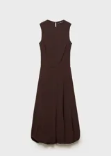 Vestido midi marrón sin mangas, con cuello redondo, corte evasé y bajo abullonado.