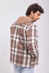 Sobrecamisa de franela a cuadros color tostado, con cierre frontal con botones y bolsillos en el pecho.